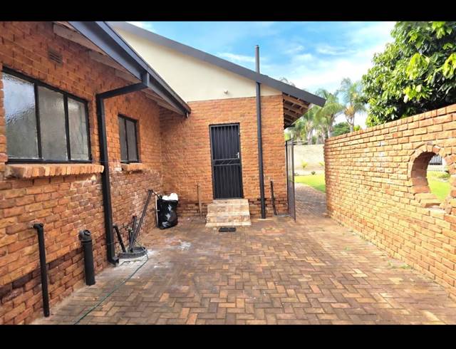 3 BEDROOM HOUSE FOR SALE IN FLORA PARK